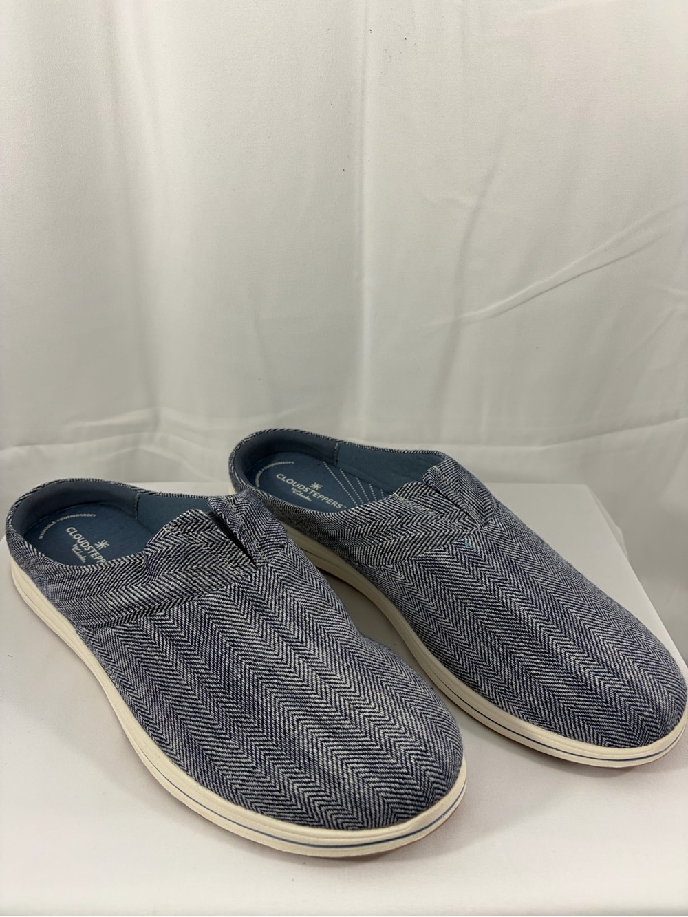 NWT Clarks Cloudsteppers Women’s Size 11 Blue Navy Slip-On Shoes
